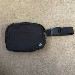 Lululemon ‘inspired’ everywhere belt bag- black